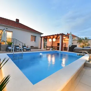 https://villa-teuta-zadar.hotelinzadar.com